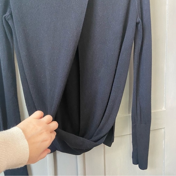 Lululemon Bring it Backbend Sweater Size 4 / 6 Black Open Back Thumb Holes - Picture 4 of 6